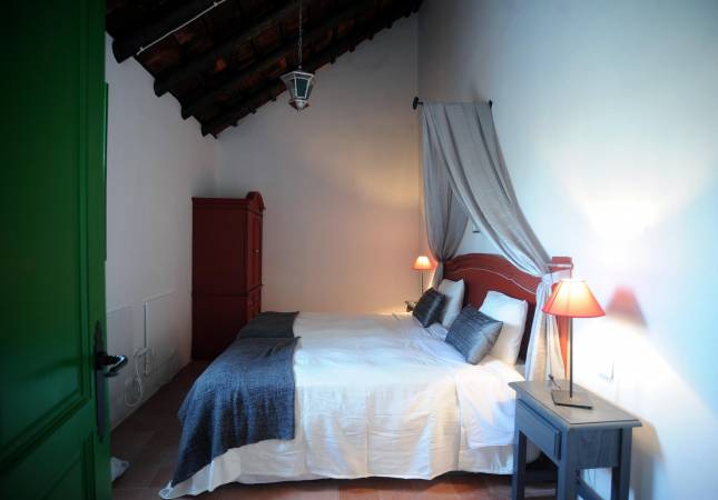 Espaciosas habitaciones en Villages Rural Andalucía. Relájate con nuestro Spa y Masaje en Sevilla